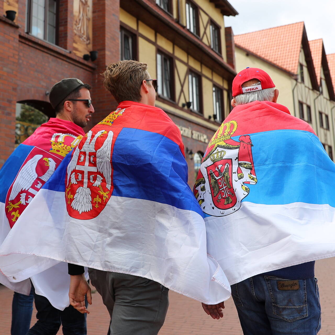 Москва сербия. Сербия люди. Сербы в поддержку России. Сербия и Россия. Сербы за Россию.