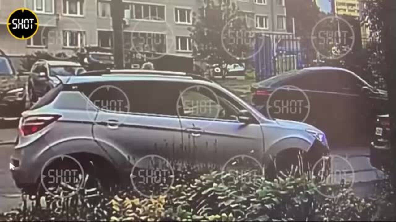 Появилось видео поджога BMW замначальника управления Генштаба: Общество:  Россия: Lenta.ru