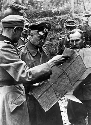 Вальтер Модель (в центре) рассматривает карту. 1944 год