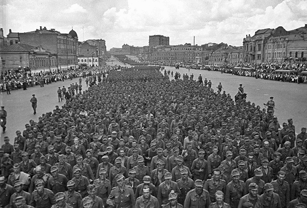 Колонна пленных немецких солдат и офицеров идет по улицам Москвы. 17 июля 1944 года