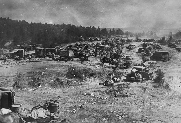 Колонна вермахта, разгромленная ударом с воздуха неподалеку от Бобруйска. 28 июня 1944 года