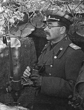 Маршал бронетанковых войск Павел Ротмистров на наблюдательном пункте. 1944 год