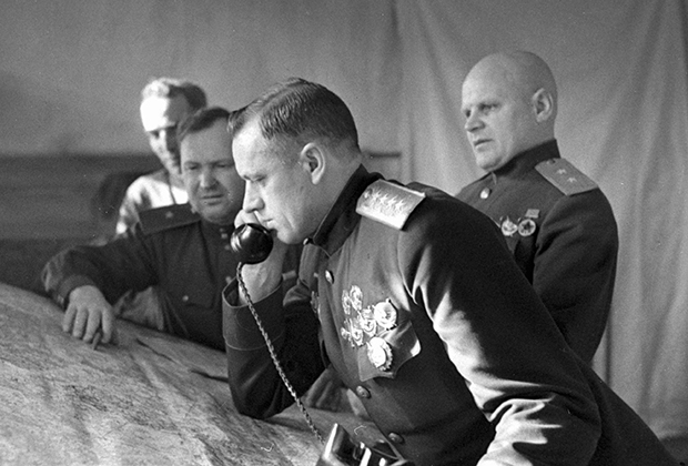 Командующий 1-м Белорусским фронтом Константин Рокоссовский (на переднем плане). 1944 год 