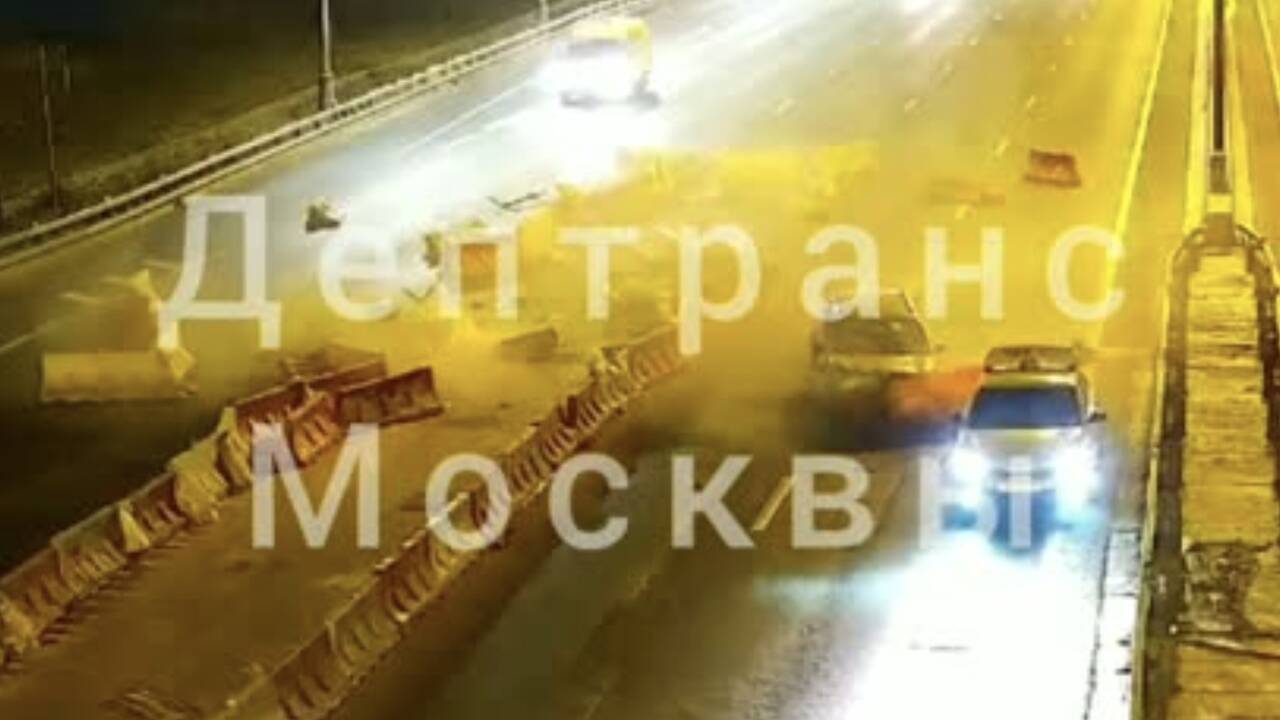 На МКАД каршеринг на полной скорости влетел в ограждения и попал на видео:  Общество: Россия: Lenta.ru