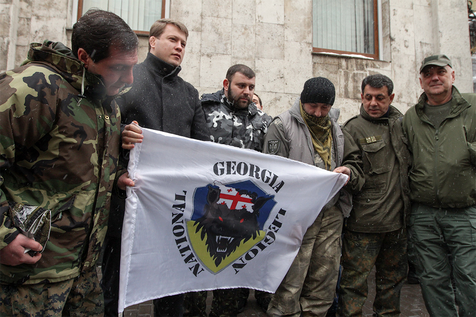 Украинские солдаты и грузинские добровольцы с флагом Грузинского легиона 