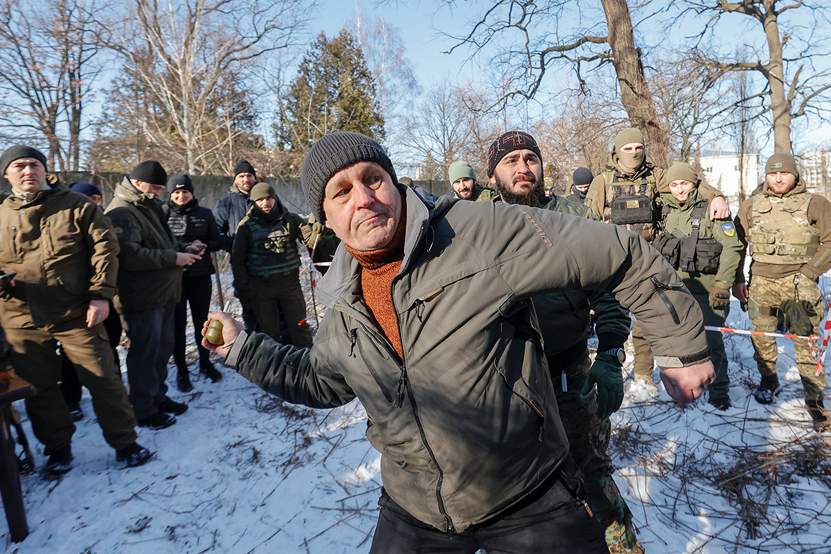 Мужчина учится бросать гранату во время военных учений для гражданских лиц, проводимых членами Грузинского национального легиона, Киев, 4 февраля 2022 года