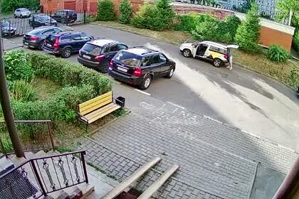 В Подмосковье таксист набросился с кувалдой на чужое авто и попал на видео