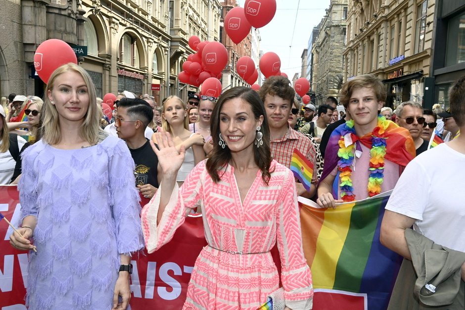 Премьер-министр Финляндии Санна Марин участвует в марше Helsinki Pride 2022 в Хельсинки, 2 июля 2022 года