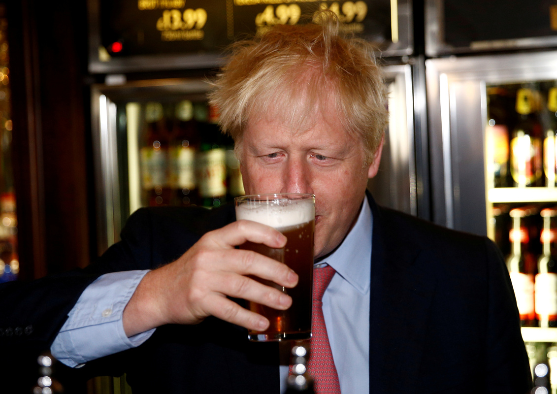 Бывший премьер-министр Великобритании Борис Джонсон в баре Wetherspoons Metropolitan в Лондоне, 10 июля 2019 года
