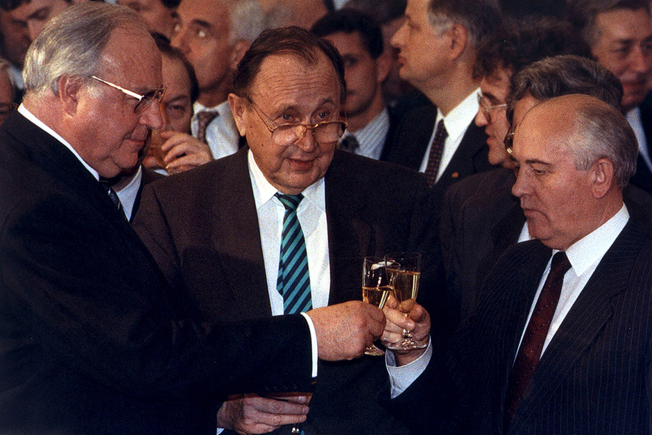 Гельмут Коль с Михаилом Горбачевым и Гансом-Дитрихом Геншером, 1990 год  