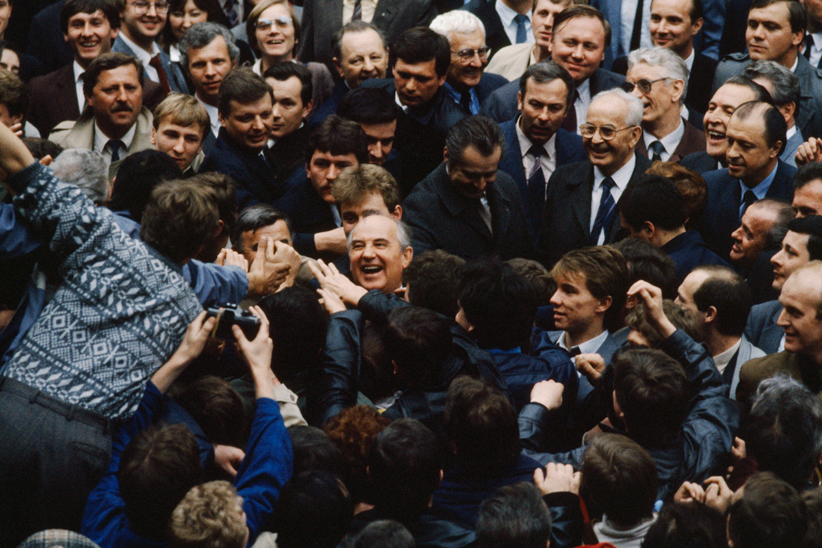 Михаил Горбачев (в центре) во время визита в Чехословакию, 1987 год