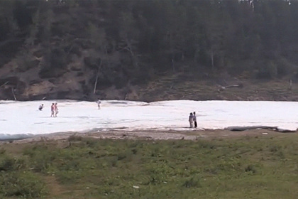 В России из-за жары растаял уникальный «нетающий» ледяной пляж
