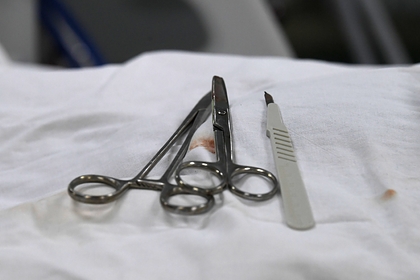 Российский хирург во время операции бросил скальпель в коллегу