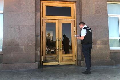 В российском городе подростки подожгли территорию у отдела МВД