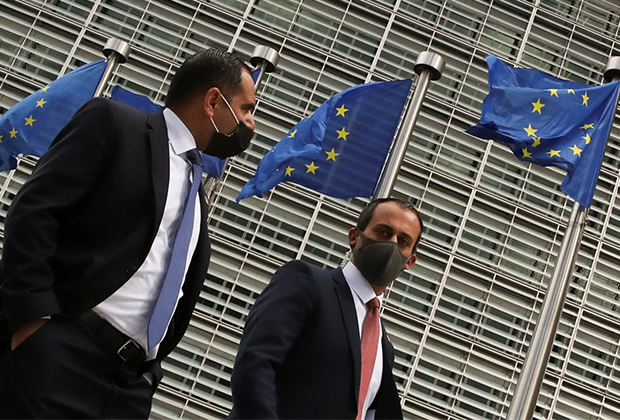Флаги Евросоюза перед штаб-квартирой Еврокомиссии в Брюсселе