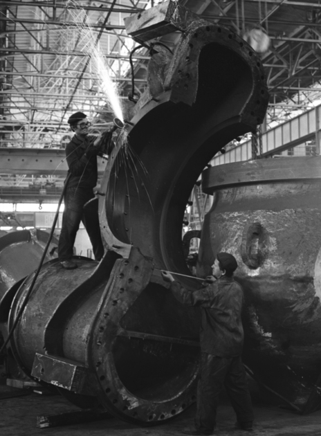 Слесари-сборщики центробежных насосов на приемнике завода Уралгидромаш, 1978 год