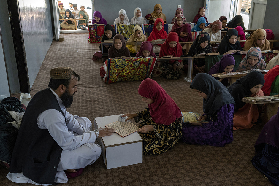 Маулви Бахтулла учит девочек читать Коран в мечети Нур рядом с Кабулом, Афганистан, 3 августа 2022 года