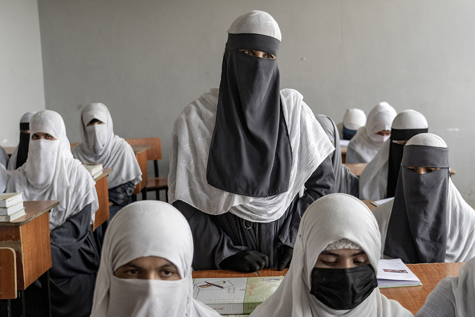 Афганские девочки в кабульской религиозной школе, которая оставалась открытой после захвата «Талибаном» власти, Афганистан, 11 августа 2022 года