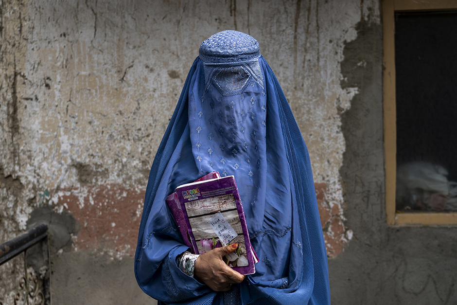 40-летняя афганка Арефе выходит с занятий в подпольной школе в Кабуле, Афганистан, 30 июля 2022 года