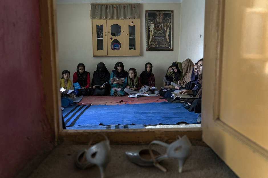 Афганские девочки на занятиях в подпольной кабульской школе, Афганистан, 30 июля 2022 года