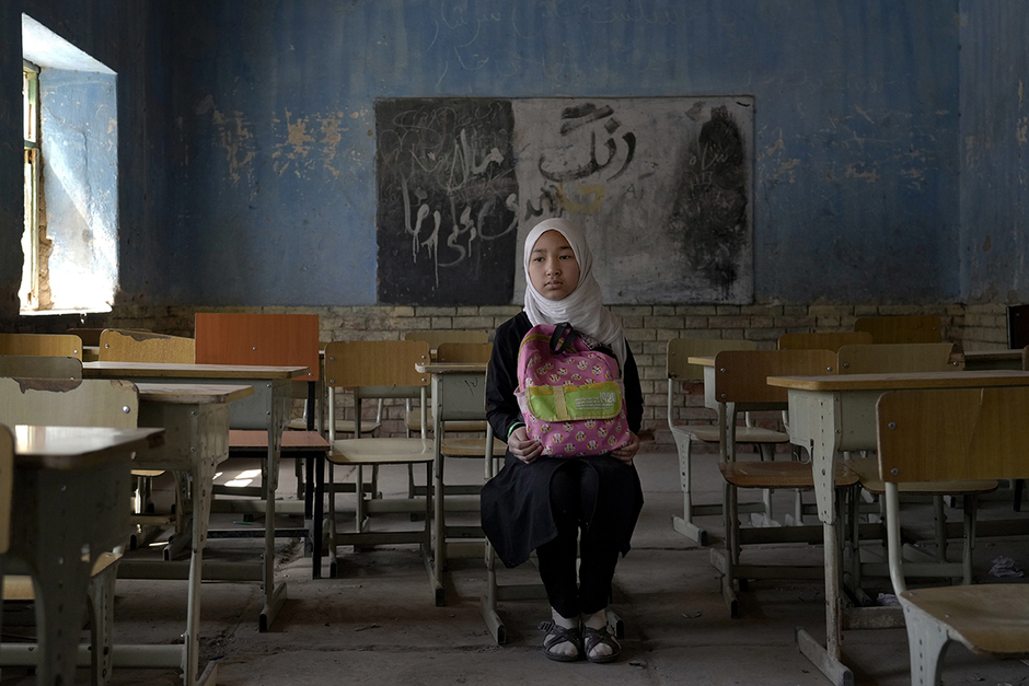 11-летняя ученица-шиитка Фереште позирует в одном из классов подпольной школы, Кабул. Афганистан, 23 апреля 2022 года