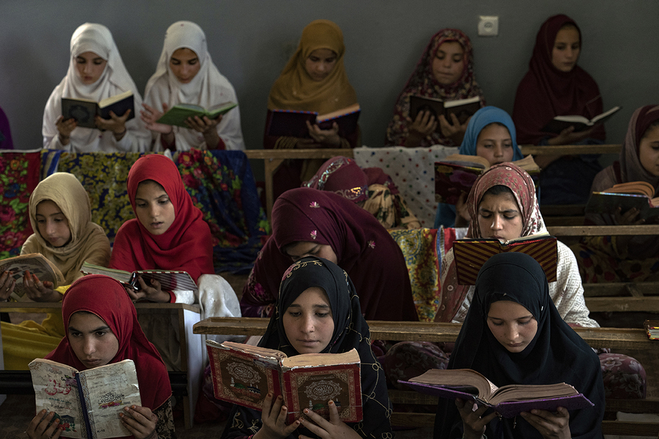 Чтение Корана в мечети Нур рядом с Кабулом, 3 августа 2022 года