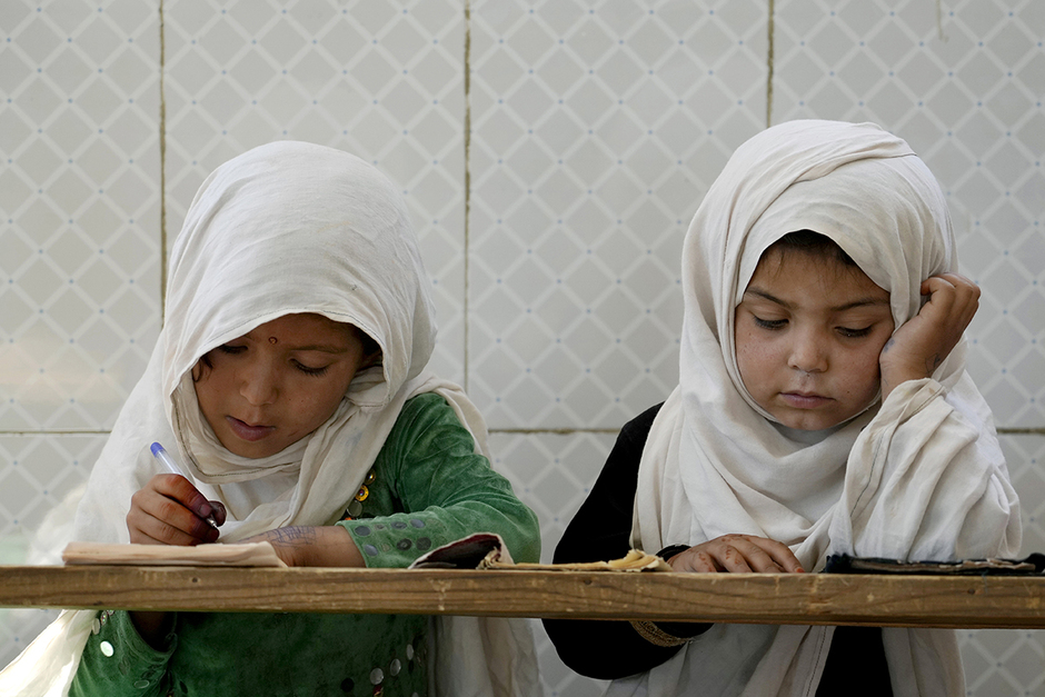 Афганские девочки читают Коран в мечети Нур недалеко от Кабула, Афганистан, 9 августа 2022 года