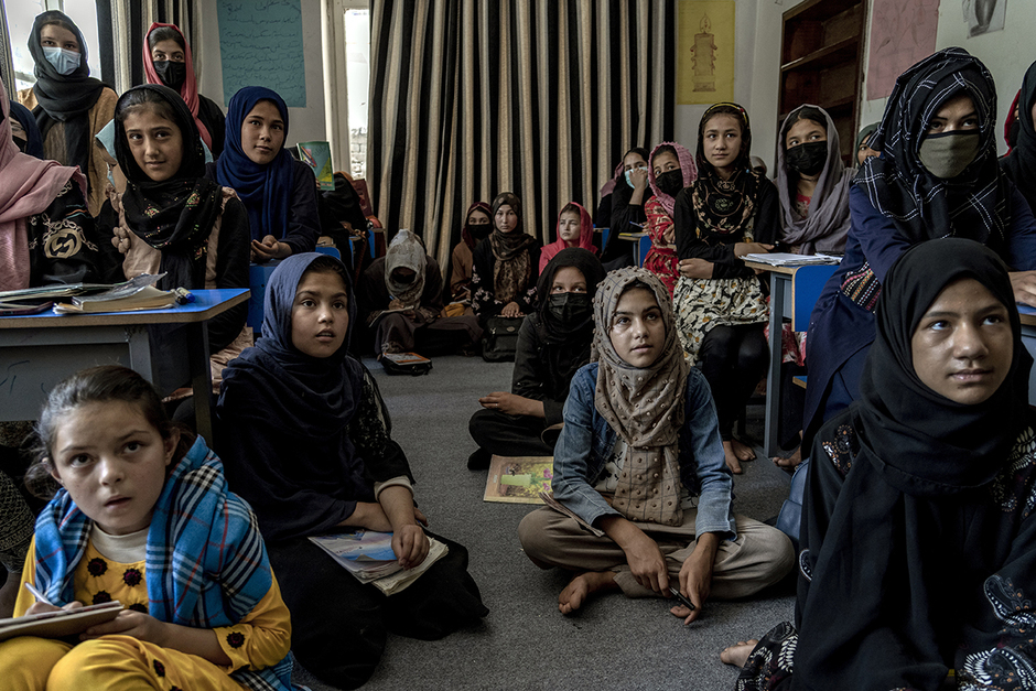 Афганские девочки на занятии в подпольной школе в Кабуле, Афганистан, 28 июля 2022 года