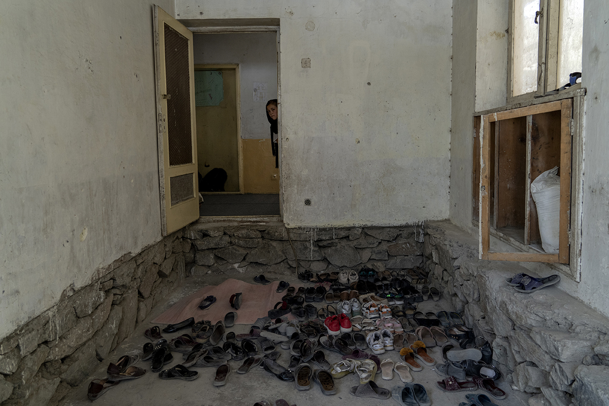 Афганская девочка в коридоре подпольной школы в Кабуле, Афганистан, 28 июля 2022 года