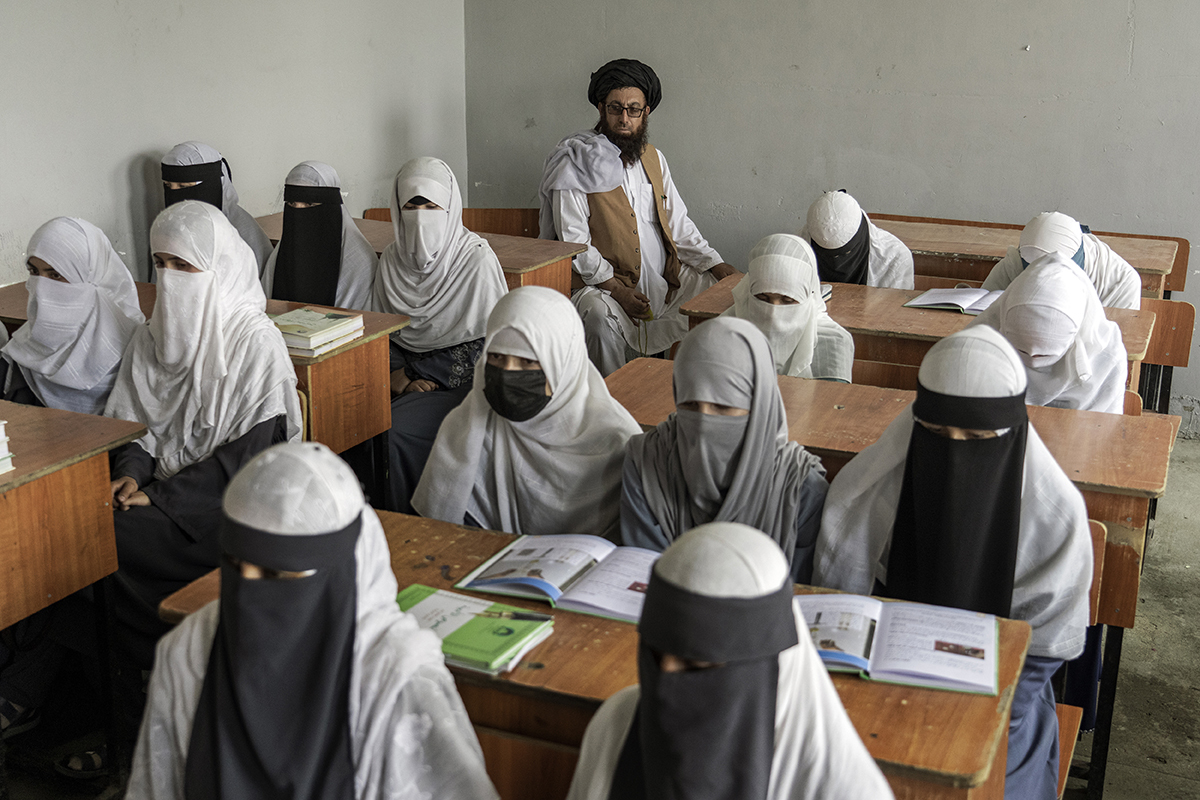 Афганские девочки на занятии в кабульской религиозной школе, которая осталась открытой после захвата «Талибаном» власти, Афганистан, 11 августа 2022 года