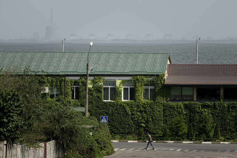 Вид на Запорожскую АЭС из Никополя (подконтрольный Украине город)