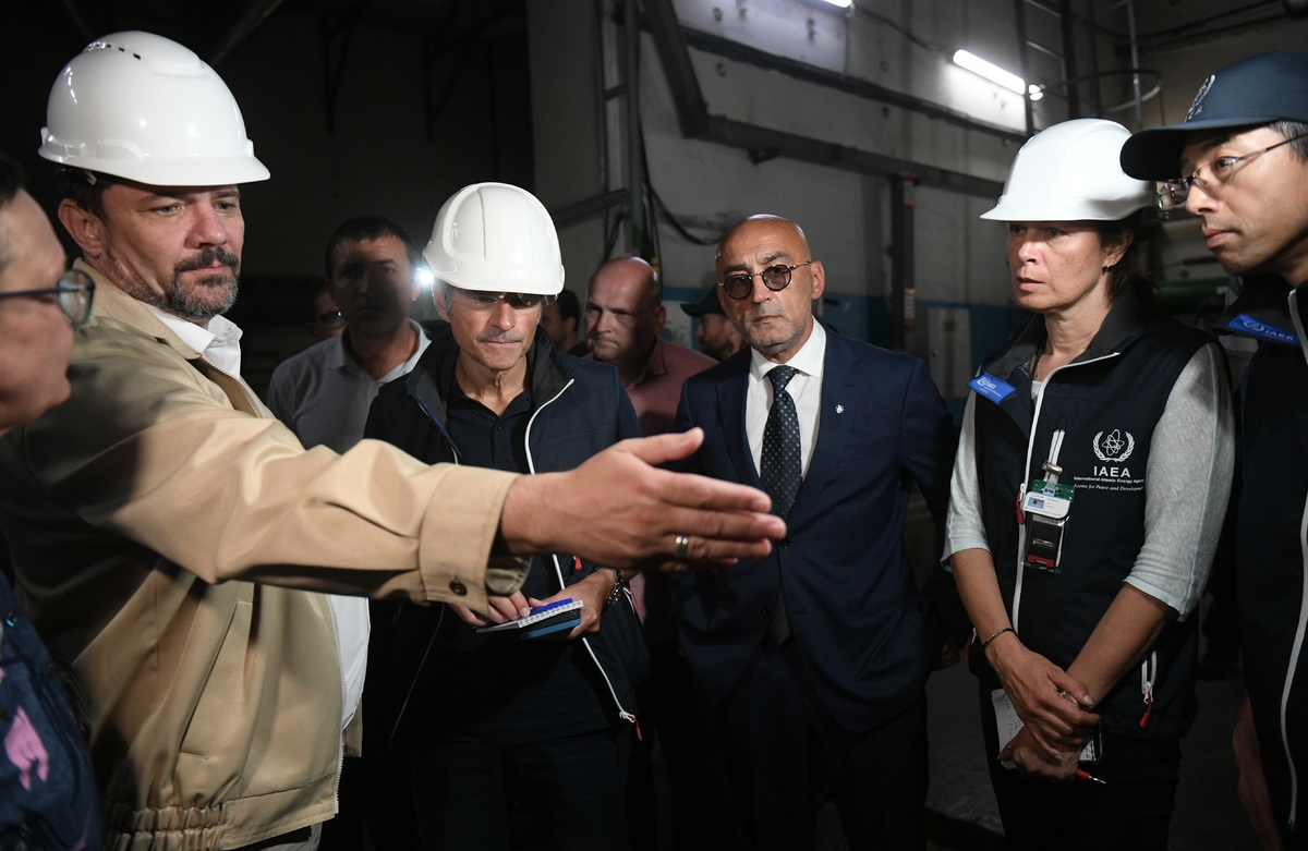 Генеральный директор МАГАТЭ Рафаэль Гросси (в центре слева) на Запорожской атомной электростанции