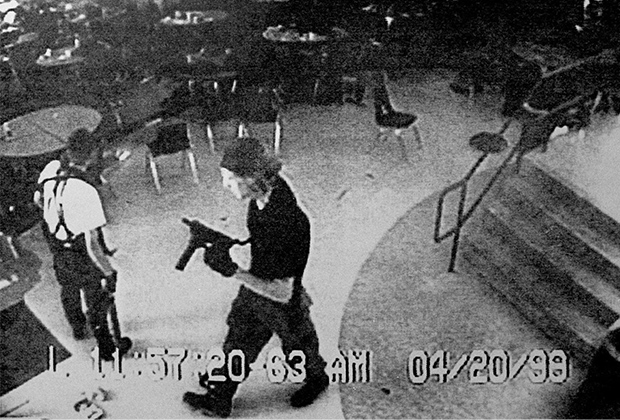 Дилан Клиболд и Эрик Харрис во время нападения на школу «Колумбайн»