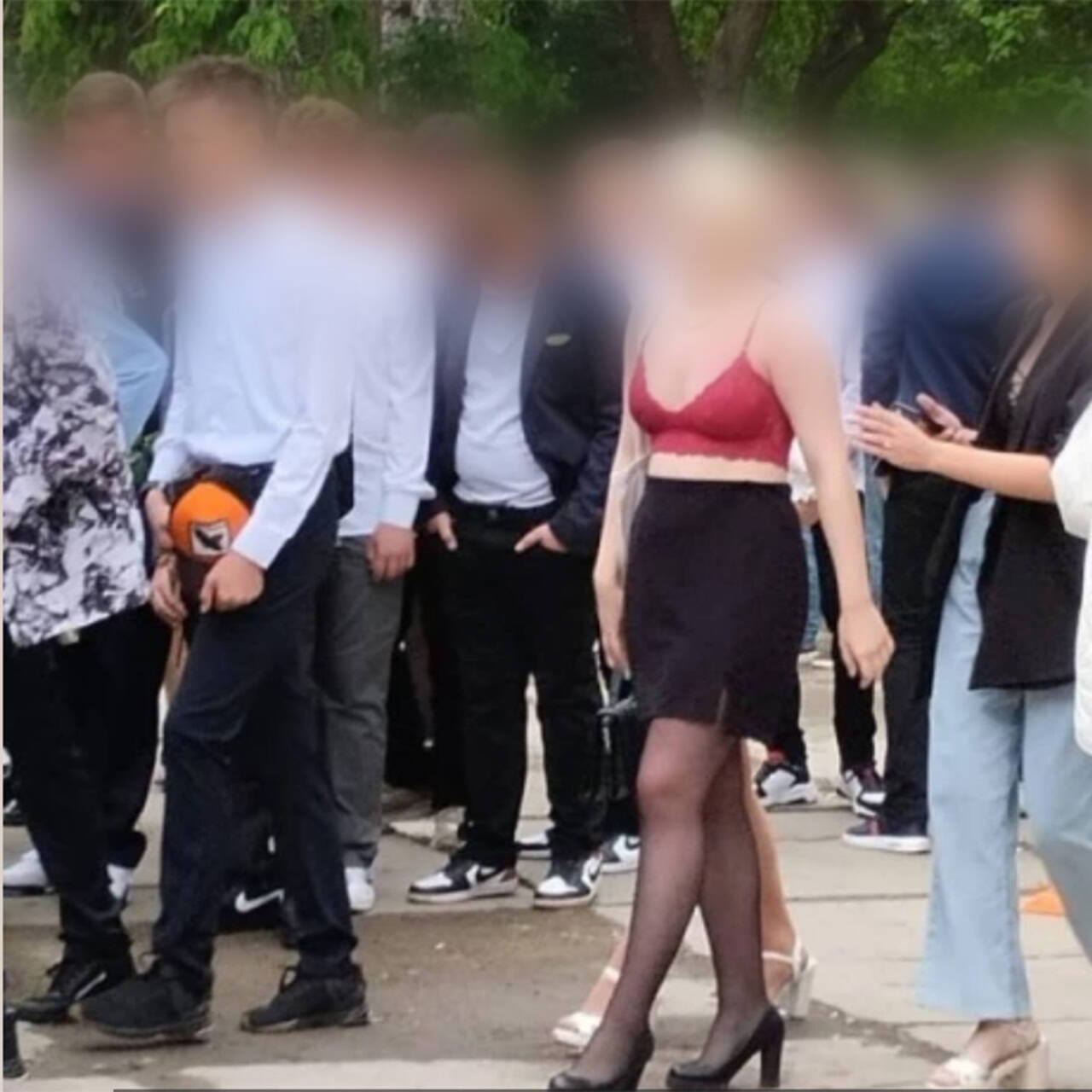 Российская школьница пришла на линейку в честь 1 сентября в нижнем белье:  Общество: Россия: Lenta.ru