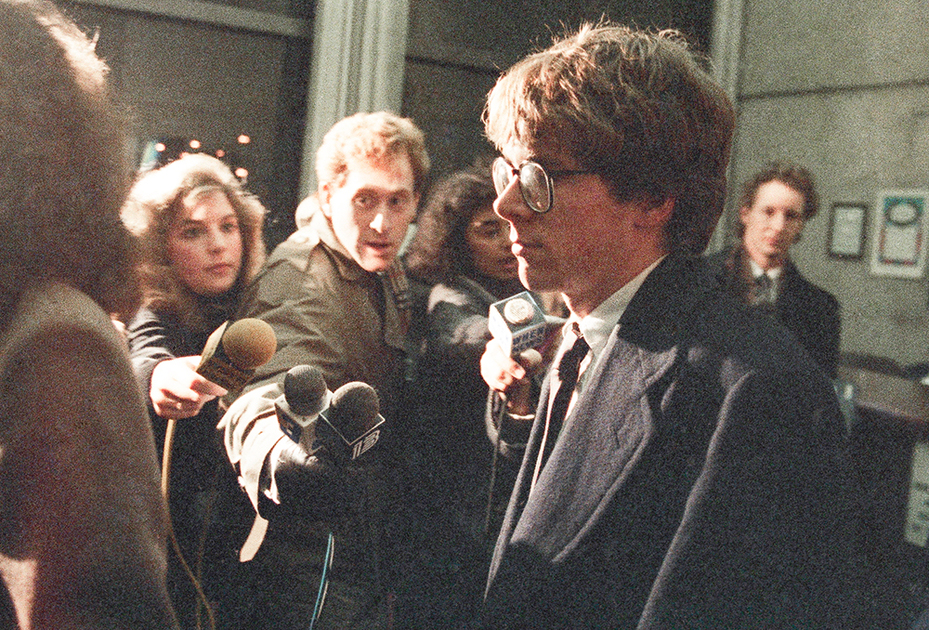 Журналисты окружили Морриса после суда