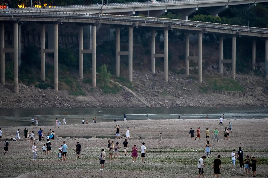 Люди гуляют по Цзялинцзяну — высохшему руслу левого притока реки Янцзы 