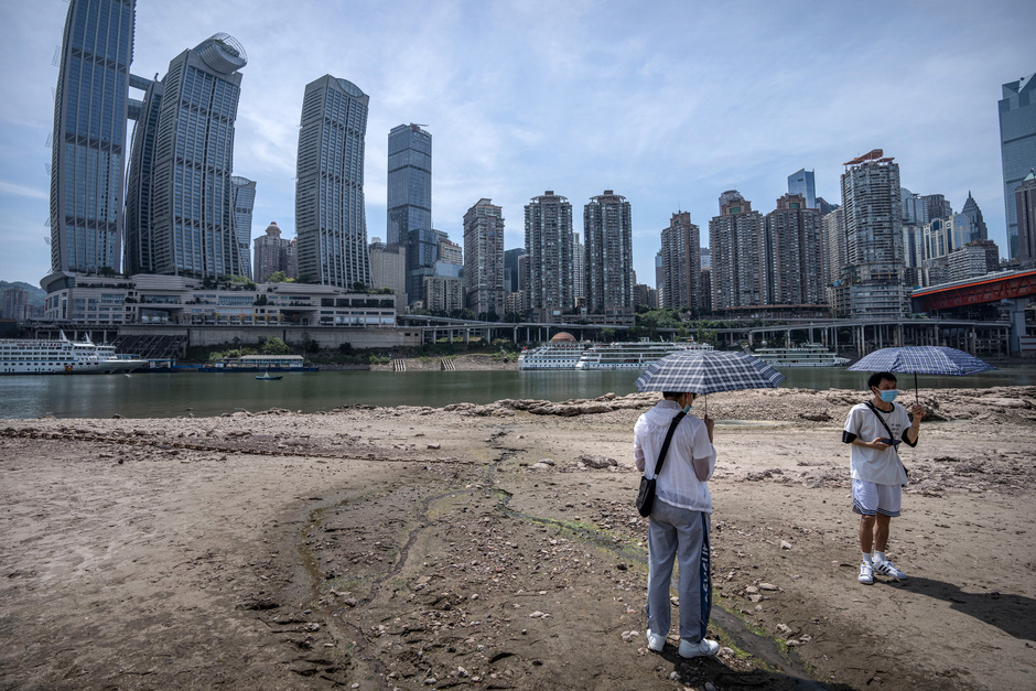 Мужчины стоят в районе Цзялинцзяна — высохшего русла левого притока реки Янцзы 