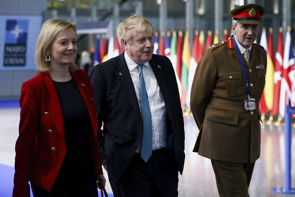 Слева направо: Лиз Трасс, Борис Джонсон и спецпредставитель Британии в НАТО Бен Батерст