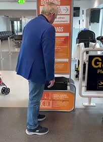 Тщетные попытки туриста обойти нормы провоза багажа в аэропорту попали на видео