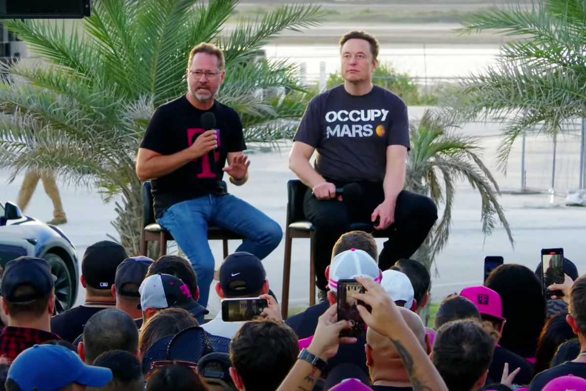 Президент T-Mobile US Майк Сиверт и глава SpaceX Илон Маск