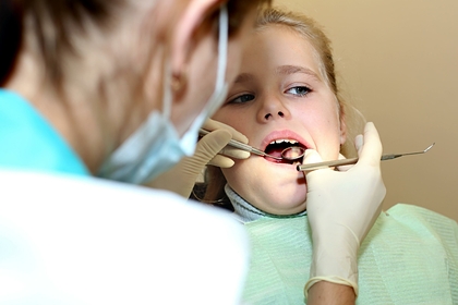 Стоматолог назвала способ защитить молочные зубы детей от кариеса