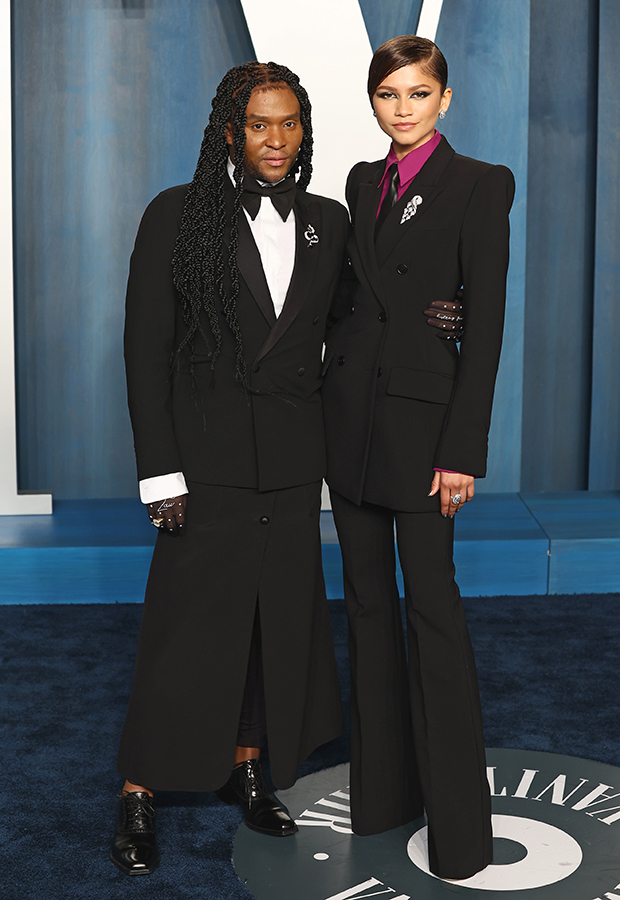 Зендея в костюме Sportmax со стилистом Лоу Роучем на вечеринке Vanity Fair Oscar Party в 2022 году