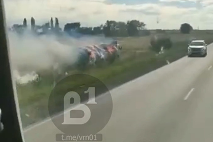 Несущаяся вдоль российской дороги фура с горящими тюками сена попала на видео