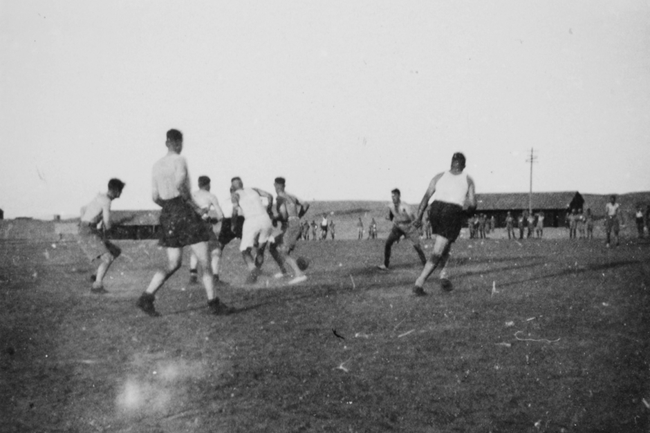 Британские военные играют в футбол в расположении воинской части