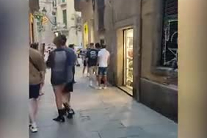 В Барселоне спасавший свою сумку от грабителей турист получил удар ножом