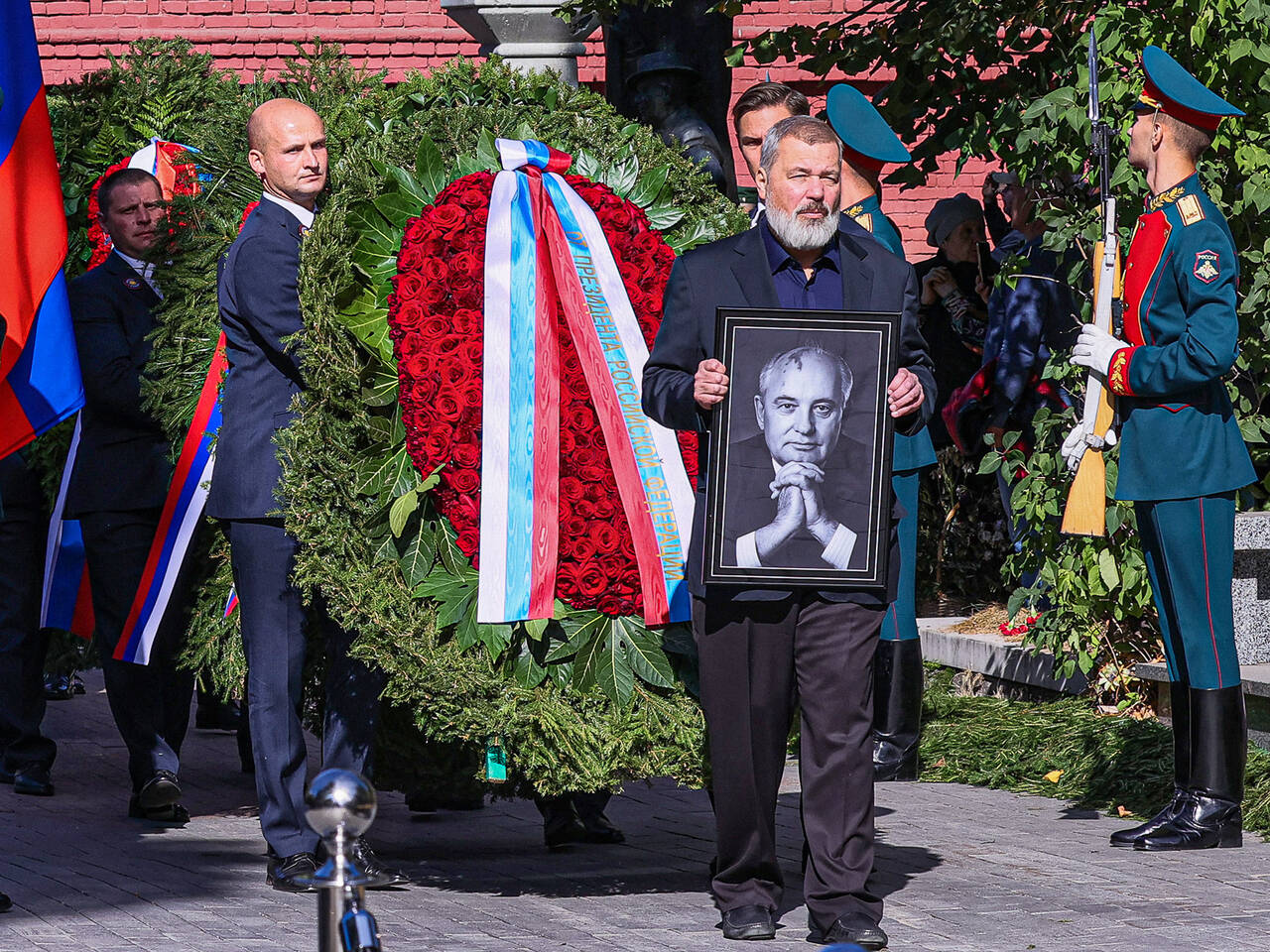 В Москве простились с Михаилом Горбачевым. Какую память оставил о себе  последний генсек и единственный президент СССР?: Прибалтика: Бывший СССР:  Lenta.ru