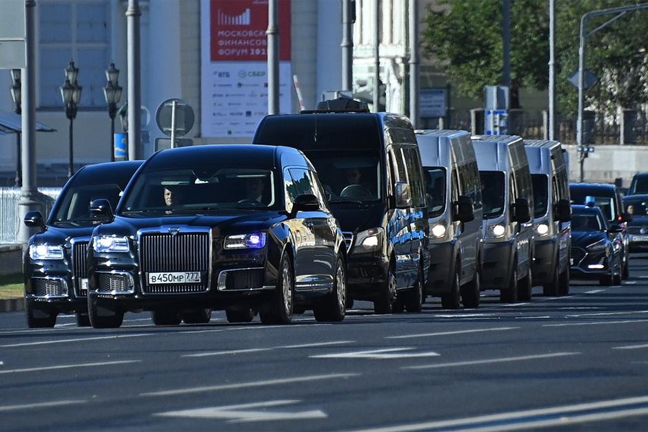 Похоронный кортеж едет по Моховой улице в Москве