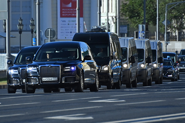 Похоронный кортеж едет по Моховой улице в Москве. Фото: Евгений Одиноков / РИА Новости