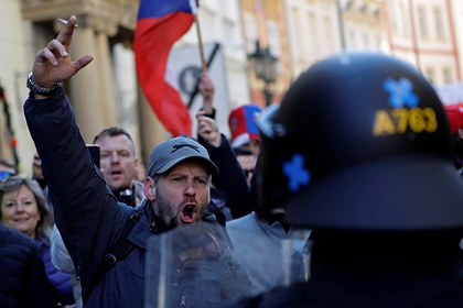 Митингующие в Чехии потребовали отставки правительства