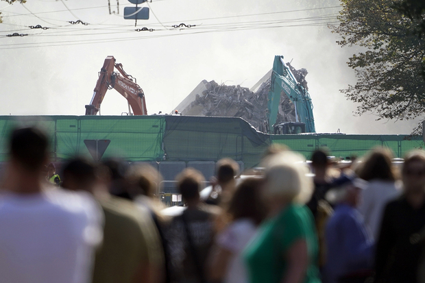 Люди наблюдают за сносом памятника освободителям Риги от немецко-фашистских захватчиков, Латвия, 25 августа 2022 года. Фото: Roman Koksarov / AP